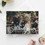 Vitt feminint Rustic-skript, foto Bröllop Tack Kort<br><div class="desc">Gratulera till din speciella dag med vårt vackra anpassade-fotokort, bröllop-tack, designat för att spegla charmen från ditt rustiska bröllop. Den har ett strålande skript för fotoövertäckning. Anpassa genom att lägga till dina favoritfoton från bröllop, namn, data och tack för dina meddelanden. Det här fototackkortet finns i andra kartonger. Perfekt för...</div>