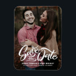 Vitt fet skript, foto Spara datum magneter<br><div class="desc">Fullt anpassade fotot spara datum magneter med reflexskriptövertäckning med svart och vitt rand tillbaka till mönster. Det här fotot spara datum magneter finns som platta kort och vykort. Ett perfekt sätt att meddela din bröllop dejt till din familj och dina vänner.</div>