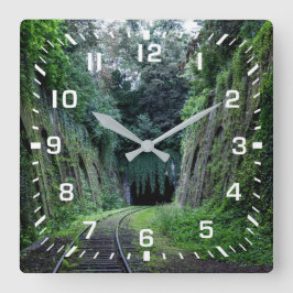 Vitt fyrkantsnummer med järnvägspass fyrkantig klocka