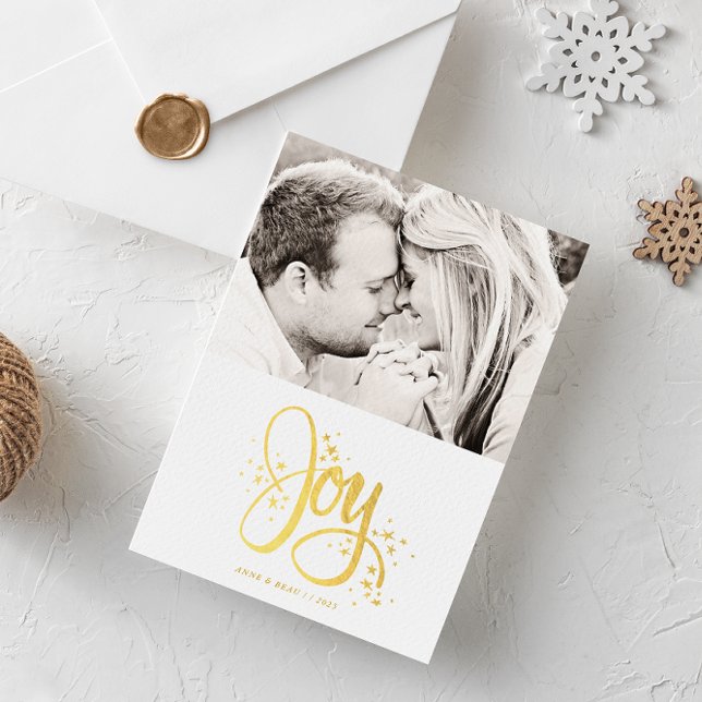 Vitt Golden Joy Modern Photo Helgdag Card Julkort (Simple and clean white photo Christmas holiday card with faux gold foil Joy surrounded by stars)