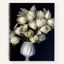 Vitt hjärta i svart bärbar dator