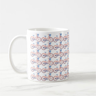 Vitt kaffe mugg som dekoreras med liten cykel