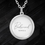 Vitt, minimalistiskt skript Bridesmaid Silverpläterat Halsband<br><div class="desc">Ett vitt modernt,  minimalistiskt skript kalligrafi bridesmaid necklace är elegant. Det är perfekt för bachelorette och brudens sida-gåvor.</div>