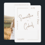 Vitt modernt foto bröllop Spara datum  Datumet<br><div class="desc">Foto spara datum. Vit bakgrund.  Modern.  Bröllopswebbplats och inbjudan följer på baksidan samt foto. Guldtext.  Rundad.</div>