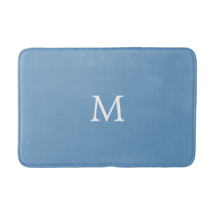 Vitt monogram på medelblått badrumsmatta