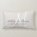 Vitt monogram Rustic-utseende Lumbarkudde<br><div class="desc">Rustik tittar av personlig är en vit monogramkant. Design är en teckning av Amelia Carrie. Gör en underbar gåva till Newlyweds,  antikvarier och andra särskilda tillfällen. Mycket trendig och en trevlig accent biet för ett sovrum,  ett vardagsrum,  en favoritstol osv. Anpassa med namn,  ursprungligt datum och datum.</div>