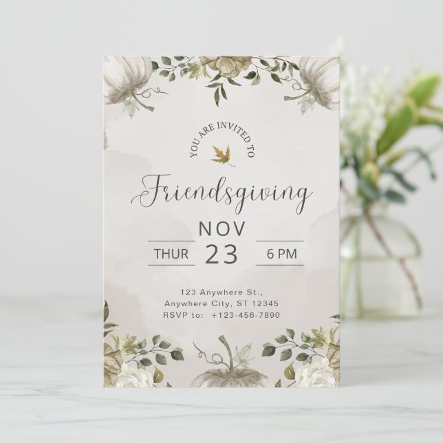 Vitt och beige blomsterarrangemang Friendsgiving m Inbjudningar (Stående Fram)