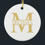 Vitt och Guld Personlig Monogram och Namn Julgransprydnad Keramik<br><div class="desc">Personlig Monogram och Namn Giftsfeaturing personlig guld monogram i klassiskt serif font stil med lådan namn i mitten i monogram på vit bakgrund.

Perfekt som hemmabruk,  hushållsuppvärmningsgåvor,  familjegåvor,  nyfödda och annat.

 Observera: Folidinformationen simuleras i teckningen. Ingen faktisk folie kommer att användas vid skapar av denna produkt.</div>