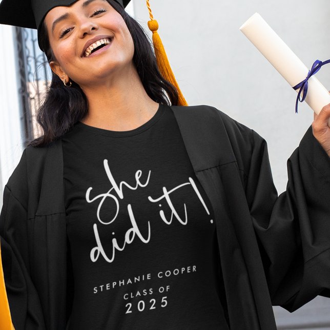 Vitt skript som hon gjorde Namn 2025 Studenten T Shirt (Skapare uppladdad)