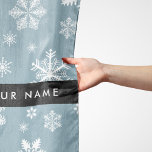 Vitt Snöflingor, Grått, ditt namn, personalisera Sjal<br><div class="desc">Cute,  roligt och ljummet mönster med vit snöflingor på grått-bakgrunden. Modern gåva och trendig,  perfekt för snö älskare i ditt liv. Anpassa genom att lägga till namn,  smeknamn,  monogram eller initialer.</div>