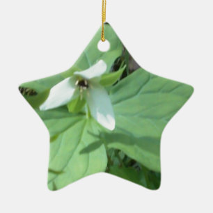 vitt trillium med grönt julgransprydnad keramik