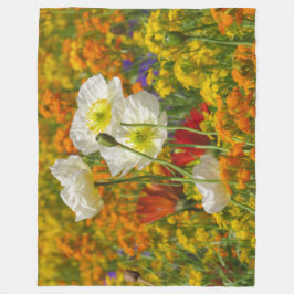 Vitvallmo som växer runt färgade blommor fleecefilt