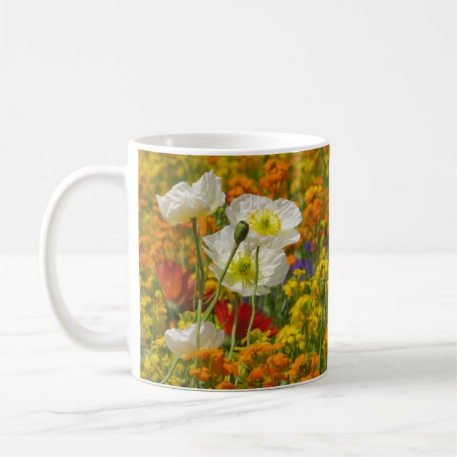 Vitvallmo som växer runt färgade blommor kaffemugg (Vänster)