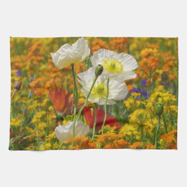 Vitvallmo som växer runt färgade blommor kökshandduk (Horisontell)