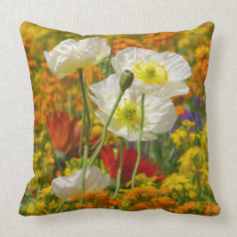 Vitvallmo som växer runt färgade blommor kudde