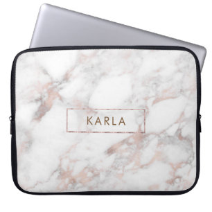 Vitvingad marmor struktur monogram laptop sleeve
