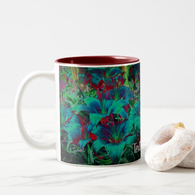 Vivid Blue Lily Flowers Personlig Två-Tonad Mugg (Med munk)