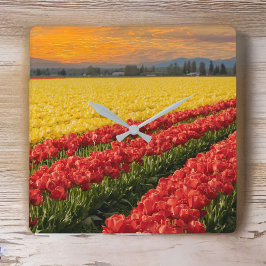 Vivid Red och Guld Tulips i Skagit County Accent Fyrkantig Klocka