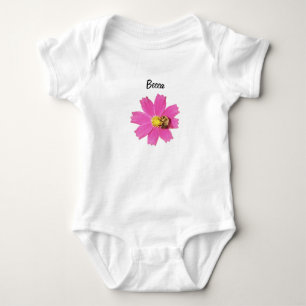 Vivid Rosa Cosmos Flower med en Bee-Personlig T Shirt