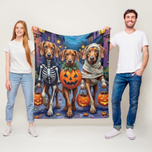 Vizsla hundar som går runt och bönar i Halloween-k Fleecefilt