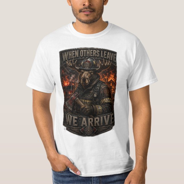 VLLC When Others Leave We Arrive Firefighter Moose T Shirt (Framsida)