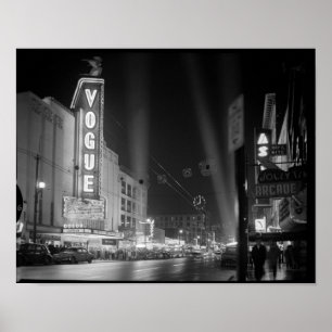 Vogue Theater på natten med strålkastarljus, Vanco Poster