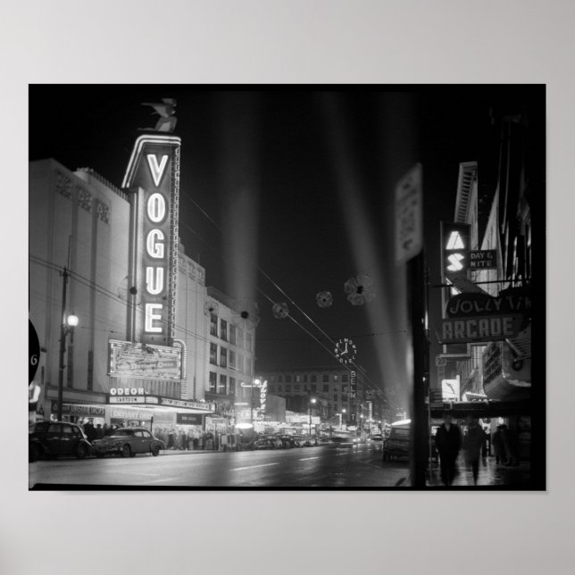 Vogue Theater på natten med strålkastarljus, Vanco Poster (Framsidan)