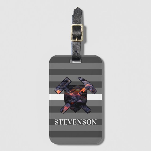 Volkanologins Sten Hammer och Lava Flow Logotyp Bagagebricka (Framsida vertikal)