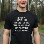 Volleyball Player Funny T Shirt<br><div class="desc">Perfektens gåva till valfri Volleyball-entusiast. Det kanske ser ut som om jag lyssnar,  men i mitt huvud spelar jag Volleyball är en rolig och unik design som gör en perfekt present till Volleyball älskare på jul eller födelsedagar.</div>