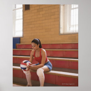 Volleyball-spelare med volleyball poster