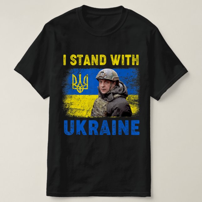 Volodymyr Zelensky I står på Ukrainas sida T Shirt (Design framsida)