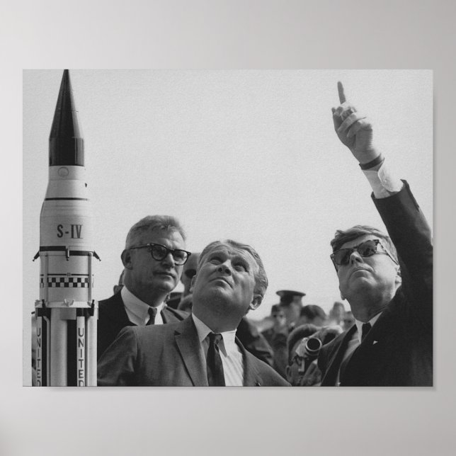 Von Braun och JFK Tittar mot Himlar Poster (Framsidan)
