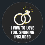 Vow to Kärlek du Snoring inkluderade LUNT Bröllop  Runt Klistermärke<br><div class="desc">Vow till Kärlek som du sjöng inkluderade LUNT Bröllop Humor</div>