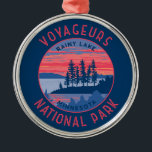 Voyageurs nationalpark Rainy Sjö Art Distress Julgransprydnad Metall<br><div class="desc">Vektorteckningsdesign för Voyageurs-vektorer. Parken täcker ett stort område och är känd för sina skogar,  vattenvägar och stora,  öprickade Rainy,  Kabetogama och Namakan sjöar.</div>