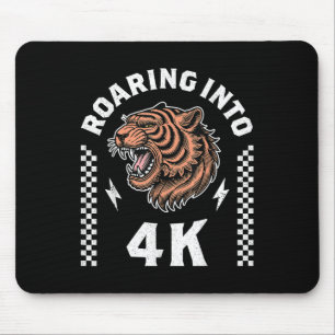 Vrålande in i 4k Tiger Tillbaka till skolan Kid Ja Musmatta