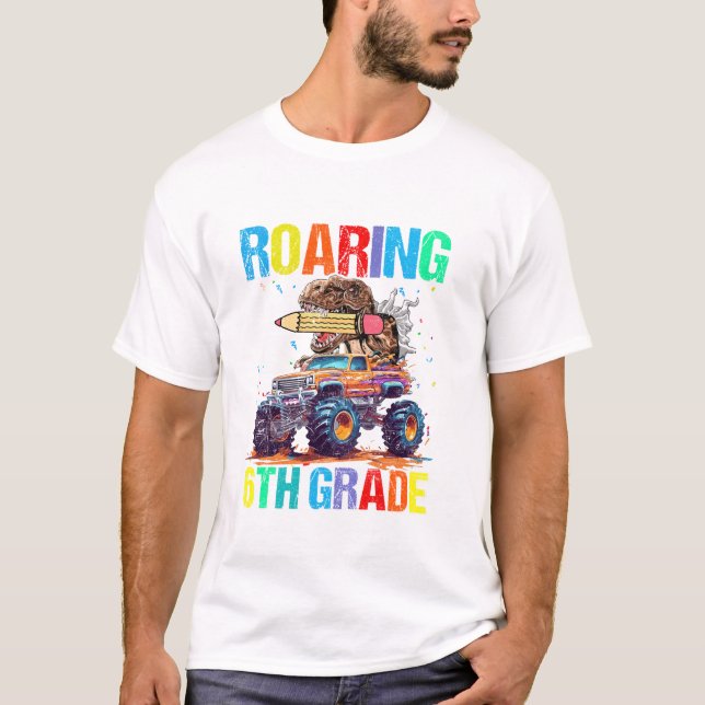 Vrålande in i 6:e klassens dinosaurie t shirt (Framsida)