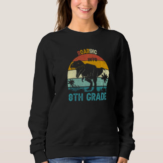 Vrålande in i 8:e klass Dinosaurie Första dagen ti T Shirt