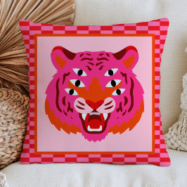 Vrålande tiger på rutmönstrad funky rosa kudde