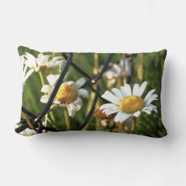 Vrede achter het hek. In bloemen illustratief. Lumbarkudde