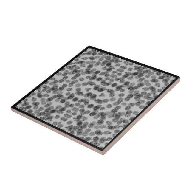 Vridna texturerade penseldrag mönster svart på grå kakelplatta (Sidan)