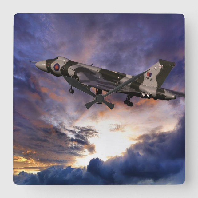 Vulcan tar av fyrkantig klocka (Framsida)