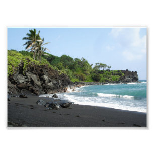Vulkanisk svart sandstrand på Hawaii fototryck
