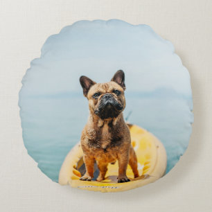 Vuxen brun Fransk bulldog på kajak Rund Kudde