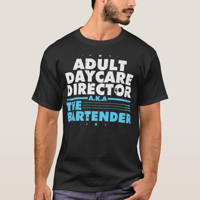 Vuxen Daycare Director alias Bartender Coola T Shirt (Framsida)