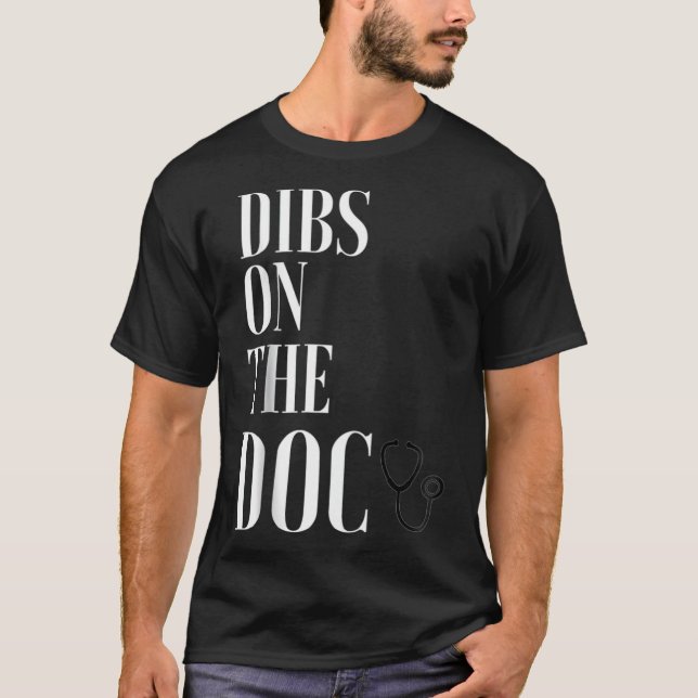 Vuxen DIBS PÅ DOC Doktor Surgeon Physician T Shirt (Framsida)