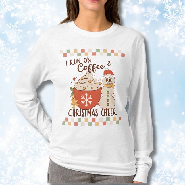 Vuxen jul t shirt (I run on Coffee and Christmas Cheer Retro Christmas Shirt)