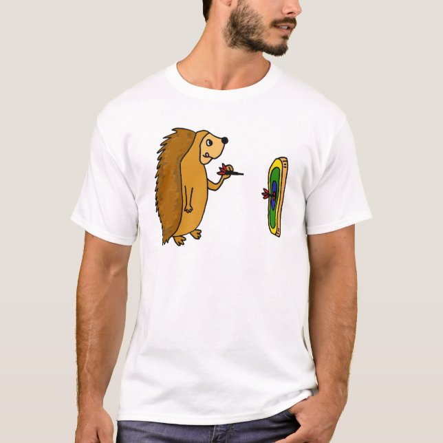 VV- Funny Hedgehog Throwing Darts Tecknad T Shirt (Framsida)
