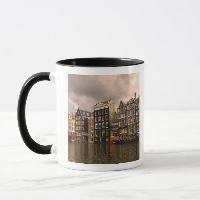 Vy av den unika arkitekturen och gavlar mugg (Vänster)