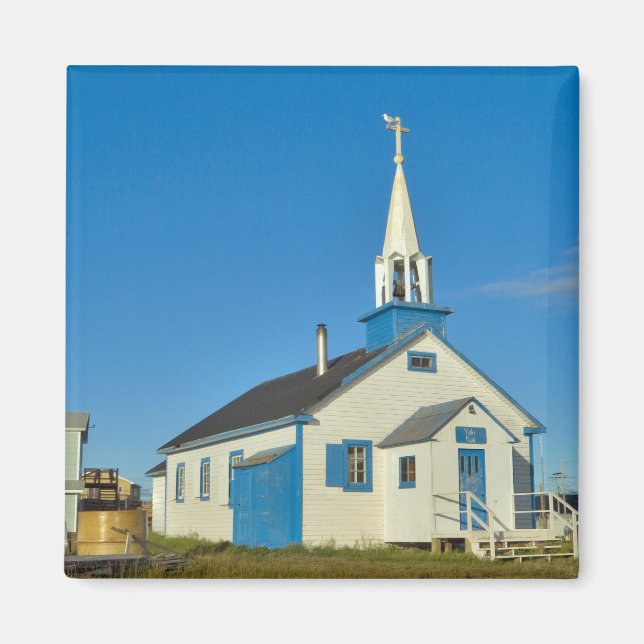 Vy av en blå och vit kyrka i Dene-stammen Magnet (Framsidan)