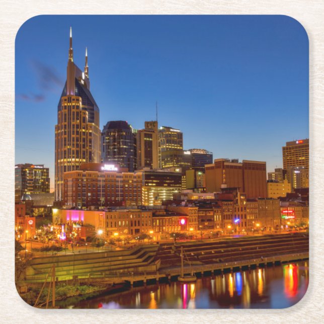 Vy av stadens skylin i skymningen underlägg papper kvadrat (Framsidan)